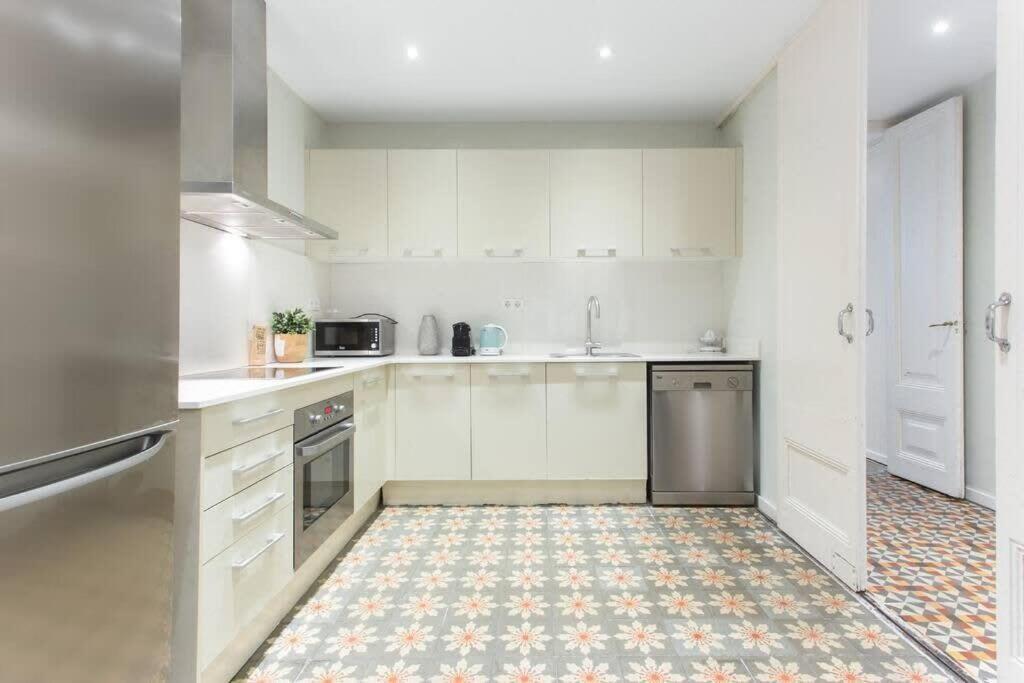 4Bedroom Apart With Balcony In Las Ramblas 3-2 바르셀로나 외부 사진