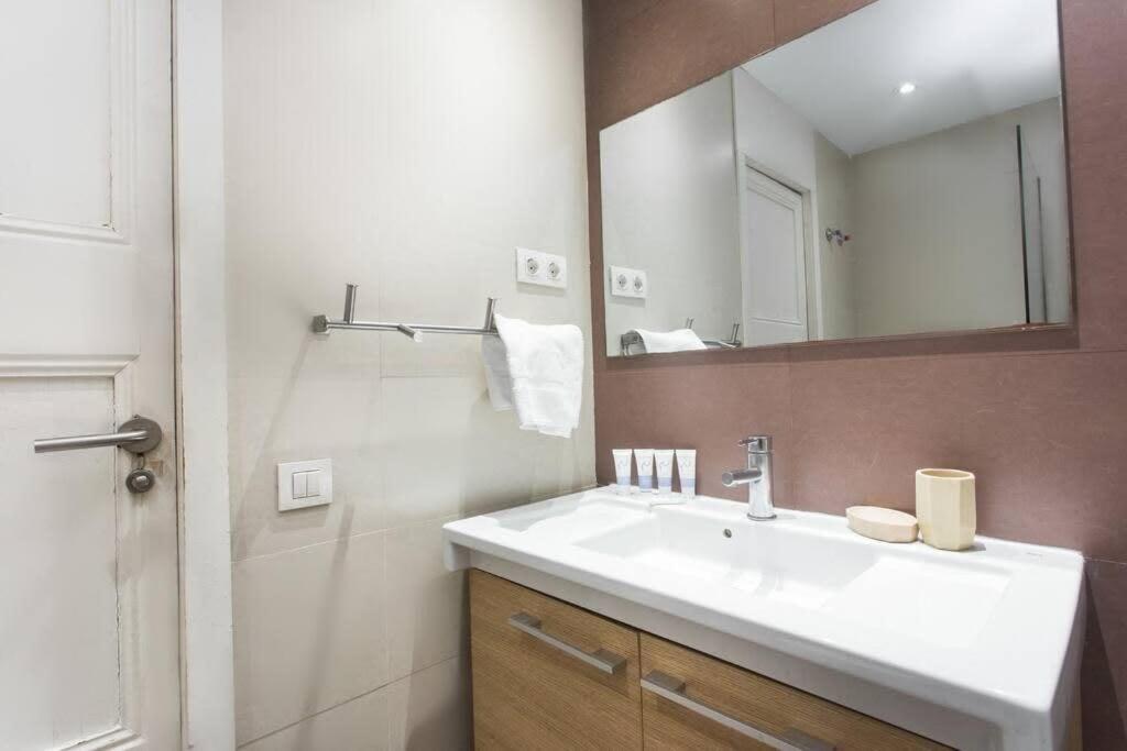 4Bedroom Apart With Balcony In Las Ramblas 3-2 바르셀로나 외부 사진
