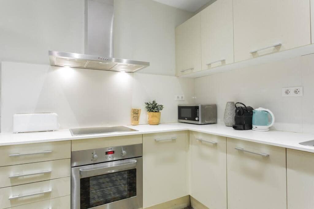 4Bedroom Apart With Balcony In Las Ramblas 3-2 바르셀로나 외부 사진