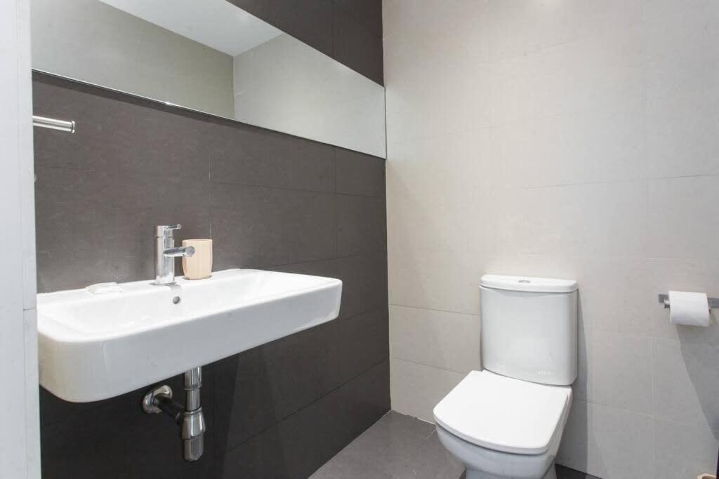 4Bedroom Apart With Balcony In Las Ramblas 3-2 바르셀로나 외부 사진